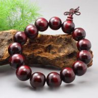 Vòng tay phong thủy gỗ đàn hương đỏ